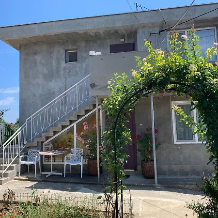 във артемида דירה *