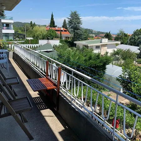 דירה във артемида